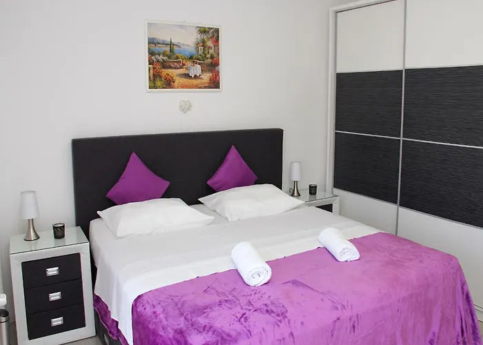 Apartman With Terrace Grebastica